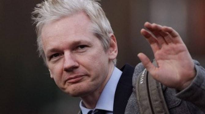 Dupa ce a petrecut sapte ani in Ambasada Ecuadorului de la Londra, Julian Assange a fost arestat!