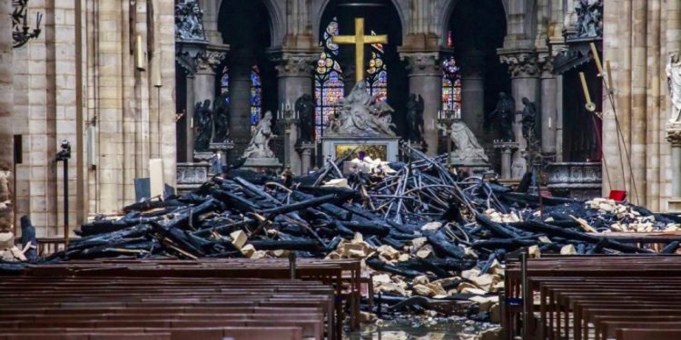 Au aparut imagini cu interiorul catedralei Notre-Dame dupa incendiu