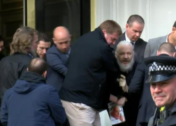 Presedintele Ecuadorului a vorbit despre motivul pentru care i s-a retras azilul politic lui Julian Assange