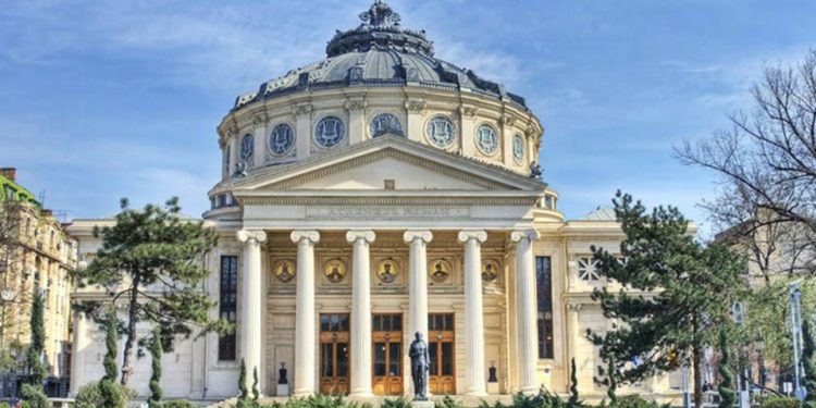 Oamenii de cultura il apara pe Andrei Dimitriu, directorul Filarmonicii „George Enescu”