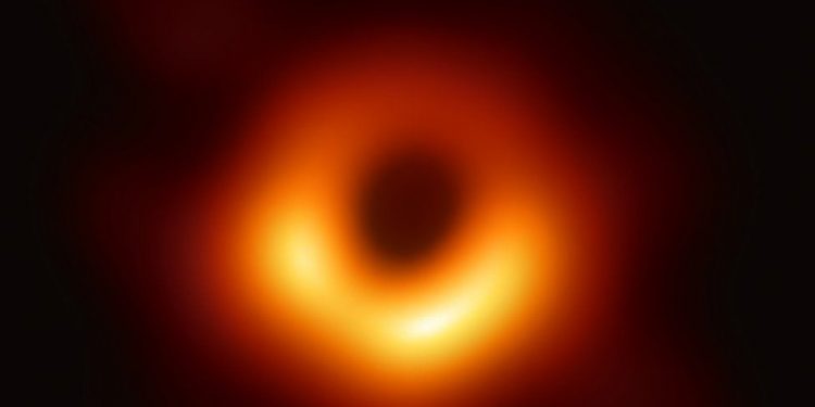 A aparut prima fotografie cu o gaura neagra!