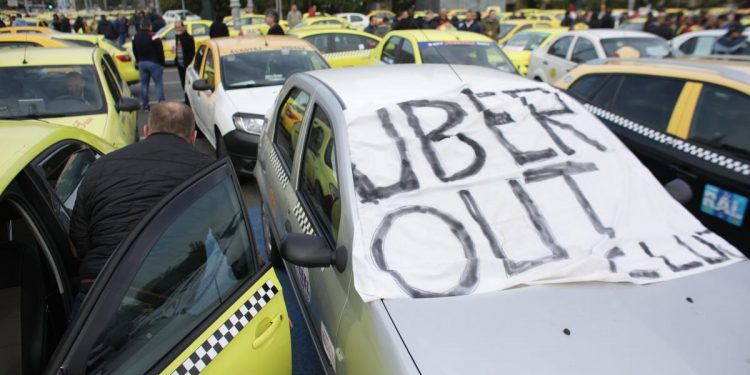 Taximetristii au protestat din nou in Piata Victoriei. UBER a reactionat