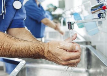 Medicii se spala pe maini inainte de a interactiona cu pacientii? Un spital din capitala va monitoriza acest lucru