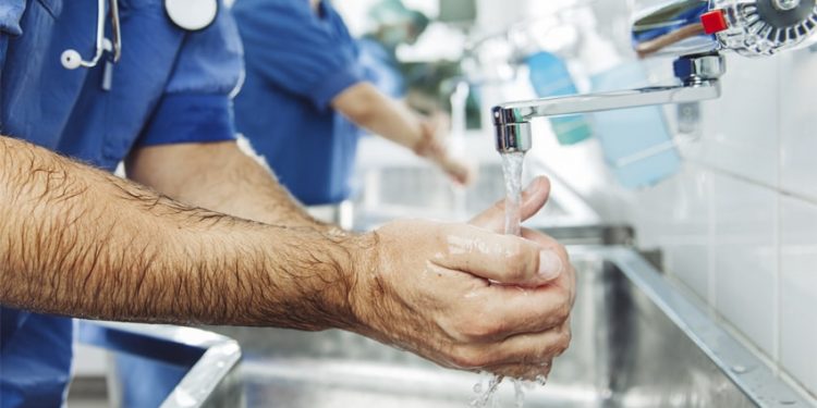 Medicii se spala pe maini inainte de a interactiona cu pacientii? Un spital din capitala va monitoriza acest lucru