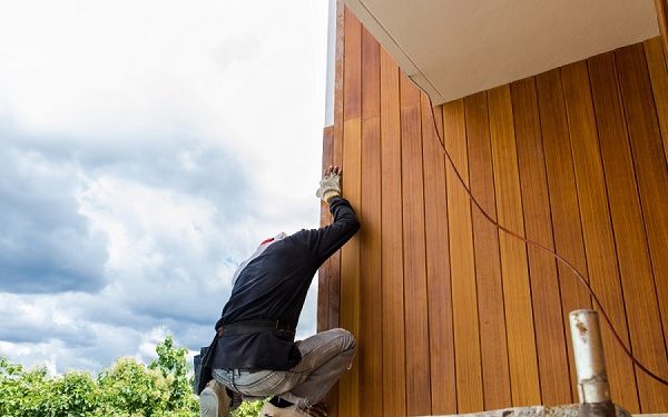 Degradarea lemnului poate fi prevenita cu un lac pentru lemn exterior! Sa aflam cum