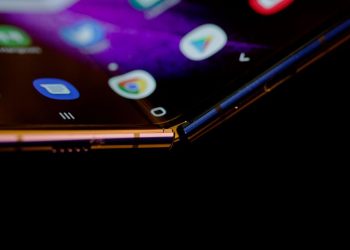 Din cauza problemelor descoperite, Samsung a amanat lansarea smartphone-ului pliabil