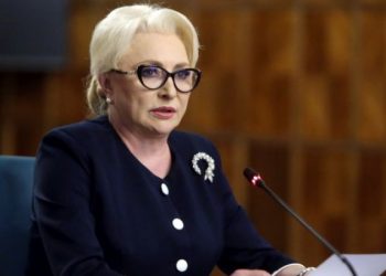 Viorica Dancila, intampinata cu lumanari si coroane la Targu Mures