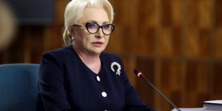Viorica Dancila, intampinata cu lumanari si coroane la Targu Mures