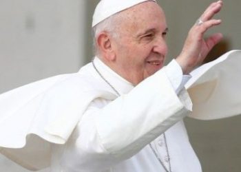 Papa Francisc a plecat din Romania. A fost condus la aeroport de Klaus Iohannis