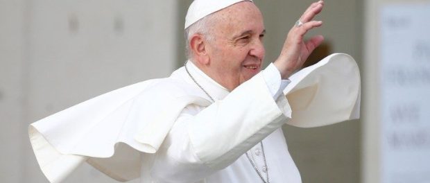 Papa Francisc a plecat din Romania. A fost condus la aeroport de Klaus Iohannis