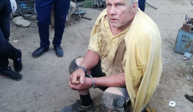 Cercetari cu ajutorul unui detector performant. Noi perchezitii in curtea lui Gheorghe Dinca