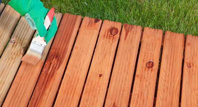 Cauti lac lemn exterior? Vezi ce se potriveste mobilei de gradina, gardurilor si usilor din lemn!