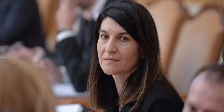 Violeta Alexandru: „Eu insist pe ideea ca fiecare conducator de institutie este cel mai in masura sa ia decizii pentru echipele pe care le coordoneaza”