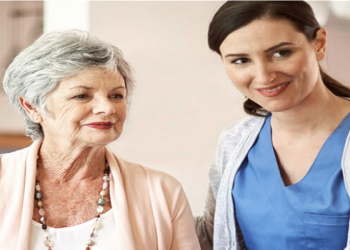 Ce cred românii că oferă un cămin de bătrâni versus ce oferă cu adevărat