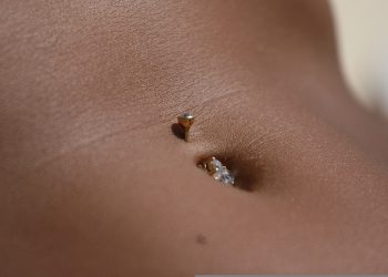 TOP Sfaturi de la cei care și-au pus piercing buric: despre alegerea salonului, rutina de îngrijire și altele