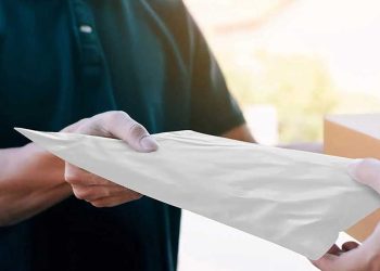 Pungi de curierat impermeabile: De ce sunt esențiale pentru protejarea coletelor