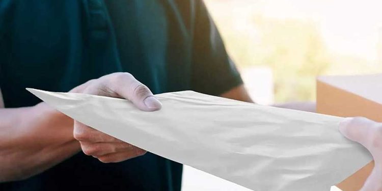 Pungi de curierat impermeabile: De ce sunt esențiale pentru protejarea coletelor